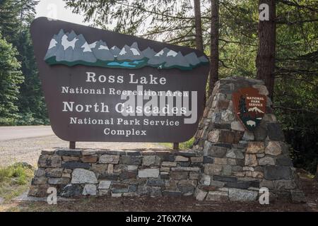 segnale stradale che indica il lago ross overlook, l'area ricreativa nazionale, il complesso di servizi del parco nazionale a cascata nord, nimwhalem, washington, usa Foto Stock