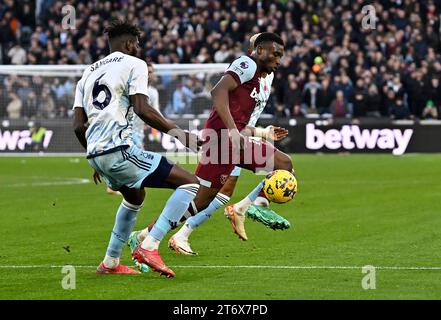 Londra Regno Unito 12 novembre 2023. Mohammed Kudus (West Ham) cerca di superare Ibrahim Sangare (Nottingham Forest) durante la partita di West Ham vs Nottingham Forest Barclays Premier League al London Stadium Stratford. Crediti: Martin Dalton/Alamy Live News. Questa immagine è SOLO per USO EDITORIALE. Licenza richiesta dal Football DataCo per qualsiasi altro uso. Crediti: MARTIN DALTON/Alamy Live News Foto Stock