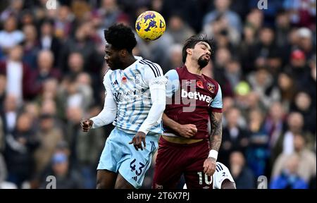 Londra Regno Unito 12 novembre 2023. Lucas Paqueta (West Ham) e Ola Aina (Nottingham Forest) durante la partita tra West Ham e Nottingham Forest Barclays Premier League al London Stadium Stratford. Crediti: Martin Dalton/Alamy Live News. Questa immagine è SOLO per USO EDITORIALE. Licenza richiesta dal Football DataCo per qualsiasi altro uso. Crediti: MARTIN DALTON/Alamy Live News Foto Stock