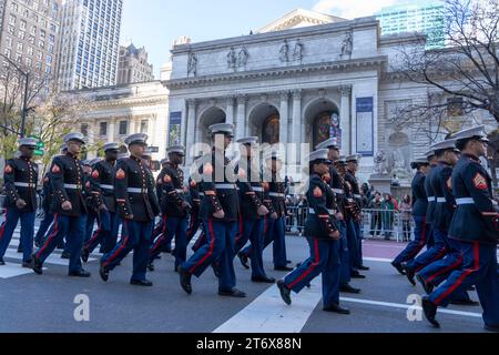 NEW YORK, NEW YORK - 11 NOVEMBRE: I membri dei Marines statunitensi partecipano all'annuale Veterans Day Parade l'11 novembre 2023 a New York City. Centinaia di persone hanno percorso la 5th Avenue per assistere alla più grande parata del Veterans Day degli Stati Uniti. Questo evento di quest'anno comprendeva veterani, soldati attivi, agenti di polizia, vigili del fuoco e dozzine di gruppi scolastici che partecipavano alla sfilata che onora gli uomini e le donne che hanno servito e sacrificato per il paese. (Foto di Ron Adar / SOPA Images/Sipa USA) Foto Stock