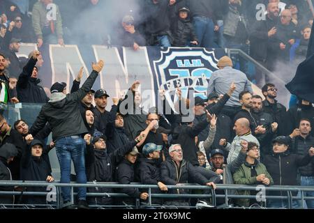 12 novembre 2023, Napoli, Campania, Italia: Durante la partita di serie A italiana SSC Napoli vs FC Empoli il 12 novembre 2023 allo stadio Diego Armando Maradona di Napoli. Nella foto: Tifosi Napoli. (Immagine di credito: © Fabio Sasso/ZUMA Press Wire) SOLO USO EDITORIALE! Non per USO commerciale! Foto Stock