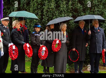 Chalfont St Peter, Regno Unito. 12 novembre 2023. Centinaia di persone hanno riempito le strade di Chalfont St Peter nel Buckinghamshire questo pomeriggio per l'annuale Remembrance Sunday Parade e la corona deposta al memoriale di guerra. Sarah Green deputato per Chesham e Amersham insieme ai membri della Royal British Legion, forze armate, Brownies, Scout, Guide ragazze, consiglieri e altre organizzazioni locali posero corone al War Memorial vicino alla chiesa parrocchiale. La Chesham All Girls Band guidò la parata attraverso la città. Credito: Maureen McLean/Alamy Live News Foto Stock