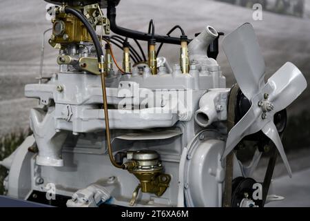Il motore di un camion della metà del XX secolo con un carburatore e candele fabbricate in URSS Foto Stock