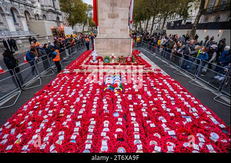 Londra, Regno Unito. 12 novembre 2023. Un mare di ghirlande ai piedi del cenotafio dopo la parata - Una domenica di ricordo piovoso al Cenotafio, Whitehall, Londra. Crediti: Guy Bell/Alamy Live News Foto Stock