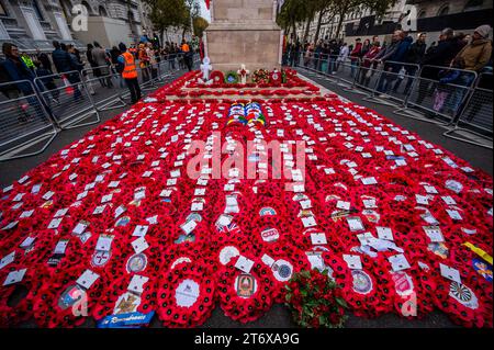 Londra, Regno Unito. 12 novembre 2023. Un mare di ghirlande ai piedi del cenotafio dopo la parata - Una domenica di ricordo piovoso al Cenotafio, Whitehall, Londra. Crediti: Guy Bell/Alamy Live News Foto Stock