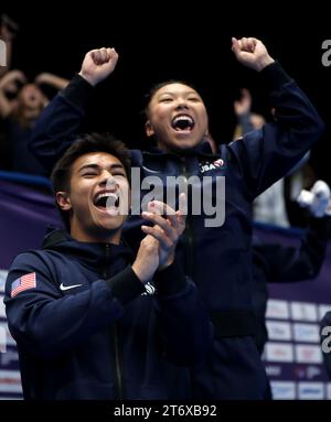 Gli USA Ruben Padilla e Miah Bruns festeggiano la vittoria dell'oro nella All Around Team Final durante il quarto giorno dei Campionati mondiali di ginnastica con trampolino FIG 2023 all'Utilita Arena di Birmingham. Data foto: Domenica 12 novembre 2023. Foto Stock