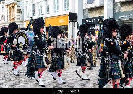 Truro, Cornovaglia, Regno Unito. 12 novembre 2023. Questo pomeriggio, la gente ha partecipato a una cerimonia di posa della corona al War Memorial di Truro, in Cornovaglia. Una processione militare si fermò per il saluto di sua Maestà il Lord Luogotenente del Re per il colonnello della Cornovaglia e T Bolitho OBE, che poi si unì a una processione civica che portò alla formazione della Guardia d'Onore ad alta Croce. Crediti: Keith Larby/Alamy Live News Foto Stock