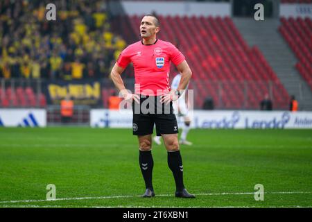 Copenhagen, Danimarca. 12 novembre 2023. L'arbitro Mads-Kristoffer Kristoffersen è stato visto durante il 3F Superliga match tra FC Copenhagen e Broendby IF al Parken di Copenaghen. (Foto: Gonzales Photo - Tobias Jorgensen). Foto Stock