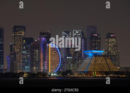 Doha, Qatar - 20 dicembre 2022: Vista notturna di West Bay Doha, Qatar. Foto Stock