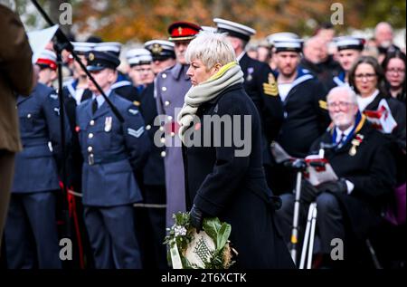 Grimsby, Regno Unito. 12 novembre 2023. Migliaia di persone partecipano all'annuale servizio domenicale della memoria che si tiene al Cenotafio di Grimsby.12 novembre 2023 foto di Jon Corken Credit: Jon Corken/Alamy Live News Foto Stock