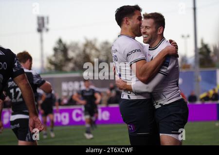 Newcastle upon Tyne, Regno Unito. 12 novembre 2023. Newcastle upon Tyne, 12 novembre 2023. Sean Maitland si congratula con Elliot Daly dopo aver segnato una meta per i Saracens contro i Newcastle Falcons in un Gallagher Premiership match a Kingston Park. Crediti: Colin Edwards/Alamy Live News Foto Stock