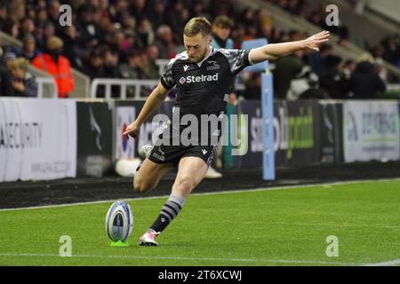 Newcastle upon Tyne, Regno Unito. 12 novembre 2023. Newcastle upon Tyne, 12 novembre 2023. Brett Connon ha calciato una conversione per i Newcastle Falcons contro i Saracens in un Gallagher Premiership match a Kingston Park. Crediti: Colin Edwards/Alamy Live News Foto Stock