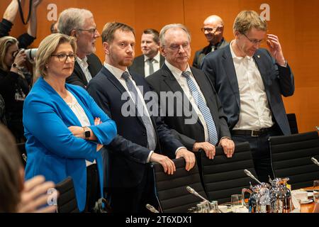 Auftaktbilder - Migrationsgipfel Beratung mit den Regierungschefinnen und Regierungschefs der Länder MPK im Bundeskanzleramt Anke Rehlinger, Ministerpräsidentin Saarland, Michael Kretschmer, Ministerpräsident Sachsen, Reiner Haseloff, Ministerpräsident Sachsen-Anhalt, Daniel Günther, Ministerpräsident Schleswig-Holstein in der Bildmitte von linksAuftaktbilder - Migrationsgipfel Beratung mit den Regierungschefinnen und Regierungschefs der Länder MPK im Bundeskanzleramt Anke Rehlinger, Ministerpräsidentin Saarland, Michael Kretschmer, Ministerpräsident Sachsen, Reiner Haseloff, m, *** apertura pi Foto Stock
