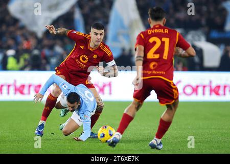 Gianluca Mancini di Roma si mette in gara per il ballo con Pedro Rodriguez del Lazio durante il campionato italiano di serie A partita di calcio tra SS Lazio e AS Roma il 12 novembre 2023 allo Stadio Olimpico di Roma, Italia - foto Federico Proietti / DPPI Foto Stock