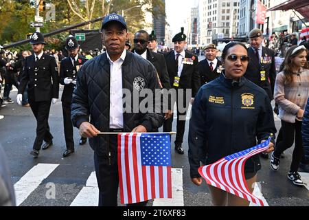 Il sindaco Eric Adams e il primo vice Commissario Tania Kinsella marciano nella 104a parata annuale del New York City Veterans Day l'11 novembre 2023 a New York Foto Stock