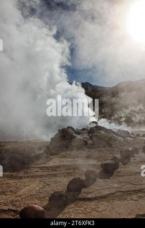 Alba mozzafiato al Geysers El Tatio nel deserto di Atacama - Cile - San Pedro de Atacama - Antofagasta. Sfondo. Bellissime sfumature di colore. Foto Stock