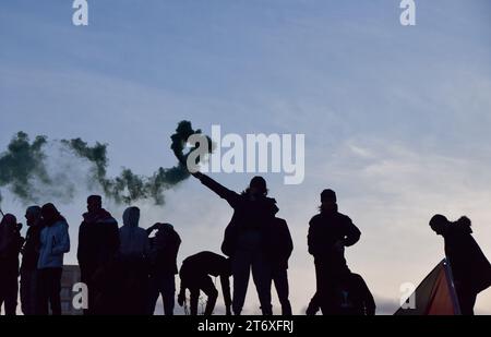 Londra, Regno Unito. 11 novembre 2023. Manifestanti sul ponte Vauxhall. Centinaia di migliaia di persone hanno marciato verso l'ambasciata degli Stati Uniti in solidarietà con la Palestina, chiedendo un cessate il fuoco. La protesta è stata la più grande da quando è iniziata la guerra Israele-Hamas. Foto Stock