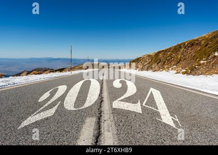 2024 anno nuovo viaggio su strada e concetto di visione futura . Paesaggio naturale con autostrada che conduce alla felice celebrazione del nuovo anno nel Foto Stock