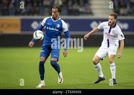 Archibald di Gent Archie Brown e Mats Rits di Anderlecht raffigurati in azione durante una partita di calcio tra KAA Gent e RSCA Anderlecht, domenica 12 novembre 2023 a Gent, il giorno 14 della stagione 2023-2024 della prima divisione del campionato belga "Jupiler Pro League". BELGA FOTO KRISTOF VAN ACCOM Foto Stock