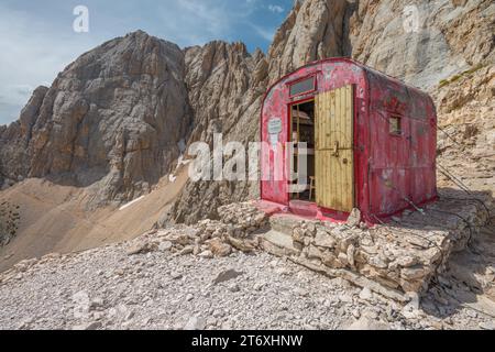 Antico bivacco Bafile, rifugio di emergenza alpino CAI, con porta aperta alle pendici del Monte Gran Sasso in Abruzzo Foto Stock