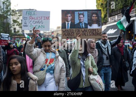 Londra, Regno Unito. 11 novembre 2023. Marcia Nazionale per la Palestina, Londra, Regno Unito, 11 novembre 2023. Più di 300.000 persone marciano a Londra per mostrare la loro solidarietà al popolo di Gaza e per chiedere un cessate il fuoco ora, in un giorno che celebra con la celebrazione nazionale della giornata dell'armistizio per celebrare la fine della prima guerra mondiale, e tutti coloro che si sono persi nel conflitto. C'è stata polemica sulla polizia dell'evento, dopo che il ministro degli interni Suella Braverman ha affermato che la polizia metropolitana ha sorvegliato eventi come questo con pregiudizi. Crediti: Francesca Moore/Alamy Live News Foto Stock