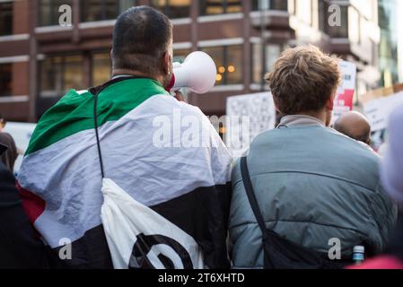 Londra, Regno Unito. 11 novembre 2023. Marcia Nazionale per la Palestina, Londra, Regno Unito, 11 novembre 2023. Più di 300.000 persone marciano a Londra per mostrare la loro solidarietà al popolo di Gaza e per chiedere un cessate il fuoco ora, in un giorno che celebra con la celebrazione nazionale della giornata dell'armistizio per celebrare la fine della prima guerra mondiale, e tutti coloro che si sono persi nel conflitto. C'è stata polemica sulla polizia dell'evento, dopo che il ministro degli interni Suella Braverman ha affermato che la polizia metropolitana ha sorvegliato eventi come questo con pregiudizi. Crediti: Francesca Moore/Alamy Live News Foto Stock