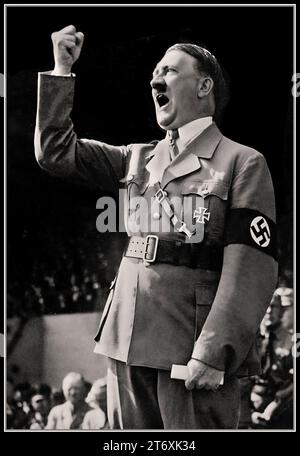 Adolf Hitler Speech, leader del Partito nazista e Fuhrer tedesco, che fa un discorso appassionato con il pugno chiuso, indossando uniforme militare con Croce di ferro e fascia da braccio Swastika. Il giorno in cui divenne comandante in capo delle forze armate germaniche naziste. Germania nazista 1934 Foto Stock