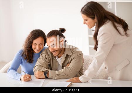 Allegro giovane duo in consultazione reale con un agente consolidato Foto Stock