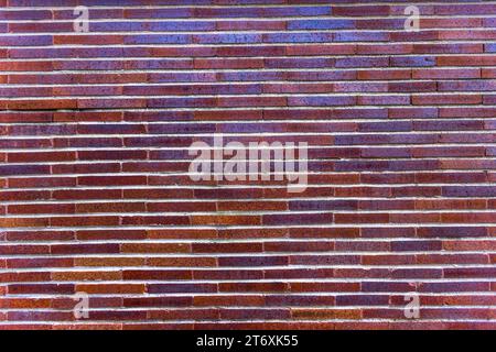 La Frederick C. Robie House mostra, su questo muro esterno a Chicago, Illinois, Stati Uniti, mattoni stretti e rosso scuro nel tipico formato romano. Frank Lloyd Wright fece rivestire questa casa in stile Prairie, costruita nel 1909/1910, con questo formato di mattone sottile e allungato, che enfatizza le linee orizzontali dello stile. Sfumature che variano di rosso, viola e marrone nei singoli mattoni creano un motivo vivace sulla superficie. Dal 2019, la casa è una degli otto edifici di Wright inseriti nella Lista del Patrimonio Mondiale dell'UNESCO. Foto Stock