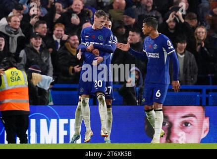 Cole Palmer del Chelsea (a sinistra) festeggia con i compagni di squadra dopo aver segnato il quarto gol della loro squadra durante la partita di Premier League a Stamford Bridge, Londra. Data foto: Domenica 12 novembre 2023. Foto Stock