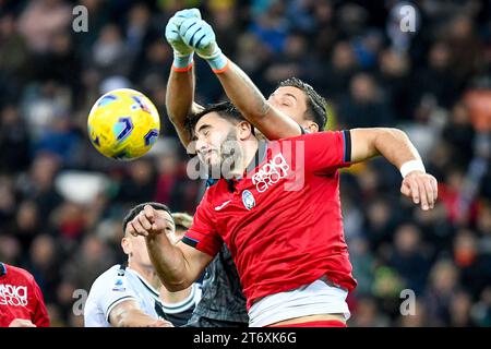 Marco Silvestri dell'Udinese salva un gol dal Sead Kolasinac dell'Atalanta durante l'Udinese calcio vs Atalanta BC, partita di serie A di Udine, Italia, 12 novembre 2023 Foto Stock