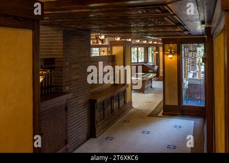 Frederick C. Robie House è una casa in stile prateria progettata da Frank Lloyd Wright nel 1910 vicino al Campus dell'Università di Chicago. Chicago, Stati Uniti Foto Stock