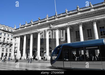 Tram che passa prima del Grand Théâtre, Bordeaux Foto Stock