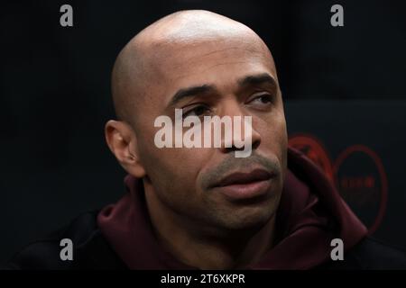 Milano, 7 novembre 2023. L'ex attaccante francese, Monaco, Juventus, Arsenal e New York Red Bull Thierry Henry reagisce guardando prima del calcio d'inizio della partita di UEFA Champions League a Giuseppe Meazza, Milano. Il credito fotografico dovrebbe leggere: Jonathan Moscrop / Sportimage Foto Stock