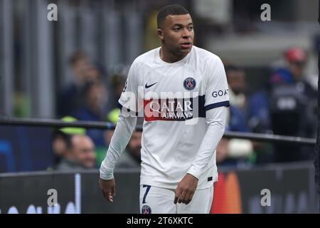 Milano, 7 novembre 2023. Kylian Mbappe di PSG guarda in scena durante la partita di UEFA Champions League a Giuseppe Meazza, Milano. Il credito fotografico dovrebbe leggere: Jonathan Moscrop / Sportimage Foto Stock