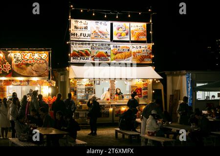 Kawaguchiko, Giappone; 1 novembre 2023: Vendros Streetfood che vendono cibo durante il Fuji Kawaguchiko Autumn Leaves Festival. Foto Stock