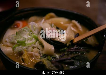 L'hoto (ほうとう?) è una zuppa di spaghetti e un popolare piatto regionale originario di Yamanashi, in Giappone, preparato stufando spaghetti udon piatti e verdure in zuppa di miso Foto Stock