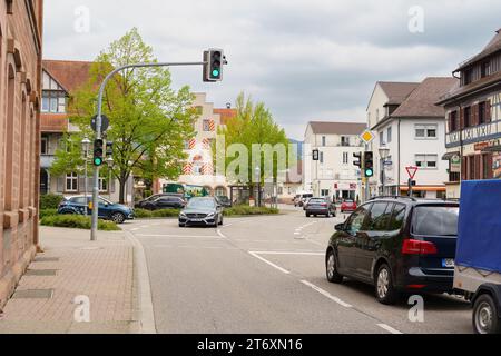 Friesenheim, Germania - 29 aprile 2023: Strada in una piccola città tedesca durante un fine settimana. Foto Stock