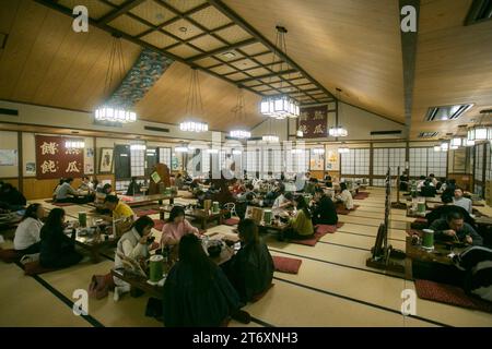 Yamanakakako, Giappone; 1 ottobre 2023: Ristorante Kosaku specializzato in noodles Hoto, il piatto regionale della città. Foto Stock