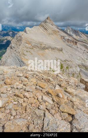 Imponente cima calcarea del Sasso della Croce nelle Dolomiti di Fanes. Pendii di roccia a lastre rotte scolpite dall'erosione glaciale nel paesaggio alpino. Foto Stock