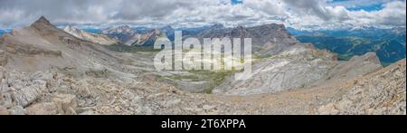 Vista aerea panoramica delle Dolomiti di Fanes, con le vette di Conturines, Lavarella e Sasso della Croce. Imponenti e rotti pendii calcarei. Foto Stock