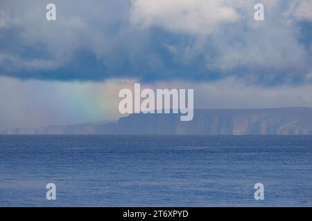 12 novembre 2023. Hoy, Isole Orknewy, Scozia. Un arcobaleno si forma sull'isola di Hoy nelle isole Orcadi Foto Stock