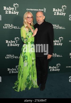 Eloise Broady DeJoria, John Paul DeJoria assiste al Baby2Baby Gala 2023 presentato da Paul Mitchell al Pacific Design Center l'11 novembre 2023 a West Hollywood, California. Foto: Crash/imageSPACE Foto Stock