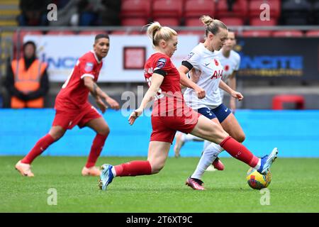 Ondon, Inghilterra, il 12 novembre 2023. Ceri Holland della Liverpool Women tackle durante la fa Women's Super League match tra Spurs Women e Liverpool Women a Brisbane Road, Londra, il 12 novembre 2023. Foto di Phil Hutchinson. Solo per uso editoriale, licenza necessaria per uso commerciale. Nessun utilizzo in scommesse, giochi o pubblicazioni di un singolo club/campionato/giocatore. Credito: UK Sports Pics Ltd/Alamy Live News Foto Stock