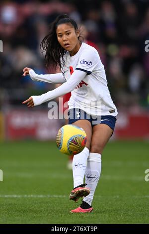 Ondon, Inghilterra, il 12 novembre 2023. Asmita Ale of Tottenham Hotspur Women passa il pallone durante la fa Women's Super League match tra Spurs Women e Liverpool Women a Brisbane Road, Londra, il 12 novembre 2023. Foto di Phil Hutchinson. Solo per uso editoriale, licenza necessaria per uso commerciale. Nessun utilizzo in scommesse, giochi o pubblicazioni di un singolo club/campionato/giocatore. Credito: UK Sports Pics Ltd/Alamy Live News Foto Stock