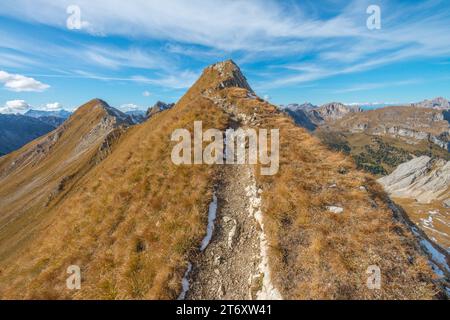 Punto di vista escursionistico durante un'escursione in montagna in autunno. Ripida escursione in motoslitta nelle Dolomiti italiane. Sentiero escursionistico. Foto Stock