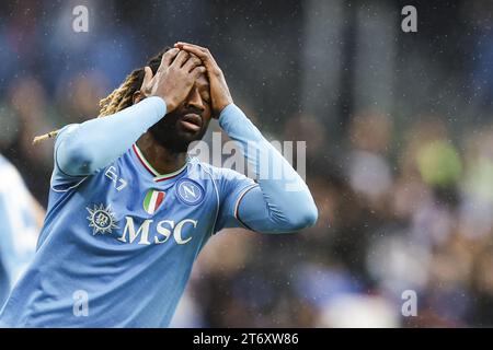 Il centrocampista camerunese del Napoli, Andre Zambo Anguissa, sembra smentito durante la partita di serie A tra l'SSC Napoli e l'Empoli allo stadio Diego Armando Maradona di Napoli, Italia meridionale, il 12 novembre 2023. Foto Stock