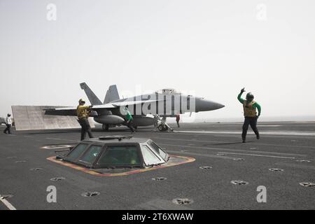 Ein Kampfflugzeug der U.S. Navy USN vom Typ Boeing F/A-18E Super Hornet ist auf dem amerikanischen Flugzeugträger USS Abraham Lincoln CVN-72 für den Katapultstart startklar. Flugaktivitäten An Bord des US-amerikanischen Flugzeugträgers USS Abraham Lincoln CVN-72 mit Kampfflugzeugen vom Typ Boeing F/A-18 e/F Super Hornet im Persischen Golf während operazione Iraqi Freedom / Enduring Freedom im mai 2008. *** Un velivolo da caccia USN Boeing F A 18E Super Hornet della U S Navy è pronto per il decollo della catapulta sulla portaerei statunitense USS Abraham Lincoln CVN 72 attività di volo a bordo della US Aircraft carrie Foto Stock