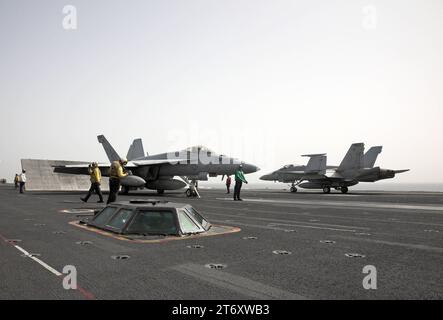 Zwei Kampfflugzeuge der U.S. Navy USN vom Typ Boeing F/A-18E Super Hornet werden auf dem amerikanischen Flugzeugträger USS Abraham Lincoln CVN-72 für den Katapultstart startklar gemacht. Flugaktivitäten An Bord des US-amerikanischen Flugzeugträgers USS Abraham Lincoln CVN-72 mit Kampfflugzeugen vom Typ Boeing F/A-18 e/F Super Hornet im Persischen Golf während operazione Iraqi Freedom / Enduring Freedom im mai 2008. *** Due aerei da caccia USN Boeing F A 18E Super Hornet della U S Navy sono preparati per il decollo della catapulta sulla portaerei statunitense USS Abraham Lincoln CVN 72 attività di volo a bordo della Foto Stock