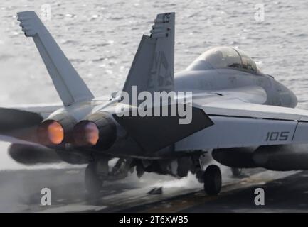 Ein Kampfflugzeug der U.S. Navy USN vom Typ Boeing F/A-18E Super Hornet startet mit Nachbrenner vom US-amerikanischen Flugzeugträger USS Abraham Lincoln CVN-72. Flugaktivitäten An Bord des US-amerikanischen Flugzeugträgers USS Abraham Lincoln CVN-72 mit Kampfflugzeugen vom Typ Boeing F/A-18 e/F Super Hornet im Persischen Golf während operazione Iraqi Freedom / Enduring Freedom im mai 2008. *** Un velivolo da caccia USN Boeing F A 18E Super Hornet decolla con postbruciatore dalla portaerei statunitense USS Abraham Lincoln CVN 72 attività di volo a bordo della portaerei statunitense USS Abraham Foto Stock